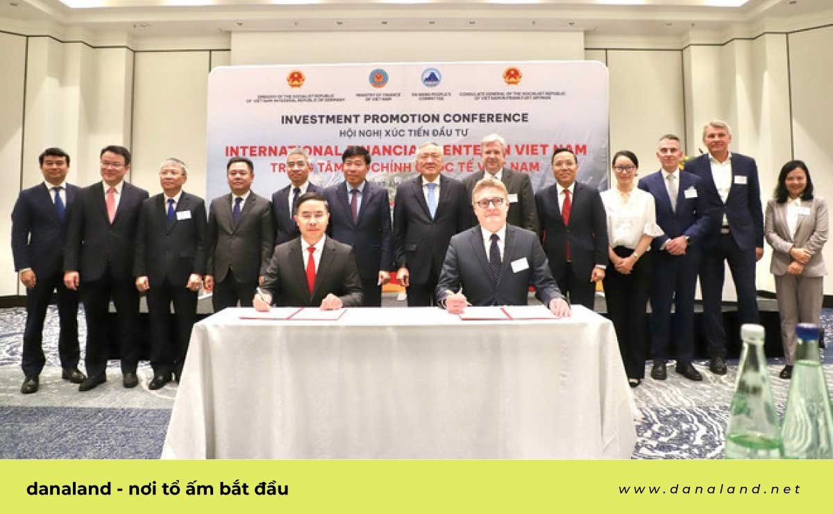 Phó Thủ tướng thường trực Nguyễn Hòa Bình chứng kiến lễ ký kết Biên bản ghi nhớ hợp tác giữa Ủy ban Nhân dân Thành phố Đà Nẵng và Frankfurt Main Finance hợp tác chia sẻ kinh nghiệm trong tổ chức và vận hành Trung tâm tài chính quốc tế. (Ảnh: Phương Hoa/TTXVN)